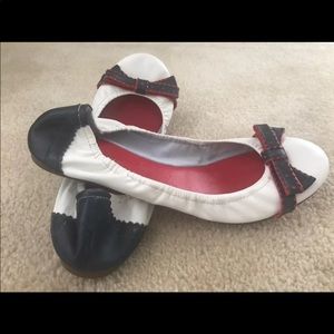 🔷Adorable White,Red & Blue Tommy Hilfiger Flats🔷